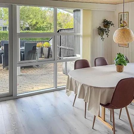3 Bedroom Amazing In Prázdninový dům *